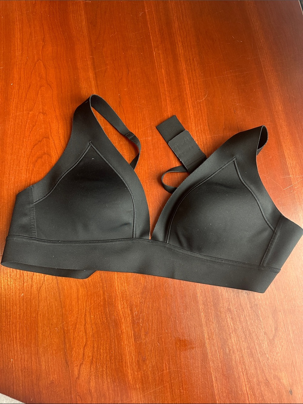 Athleta Black Wireless sports bra